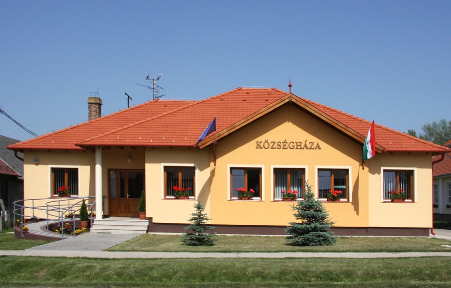 Szákszend Községháza