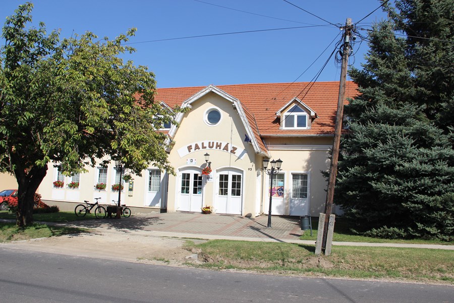Faluház 2
